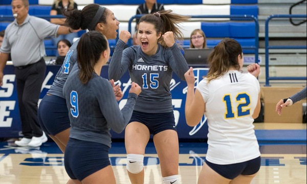 WOMEN'S VOLLEYBALL: THREE-SWEEP HORNETS