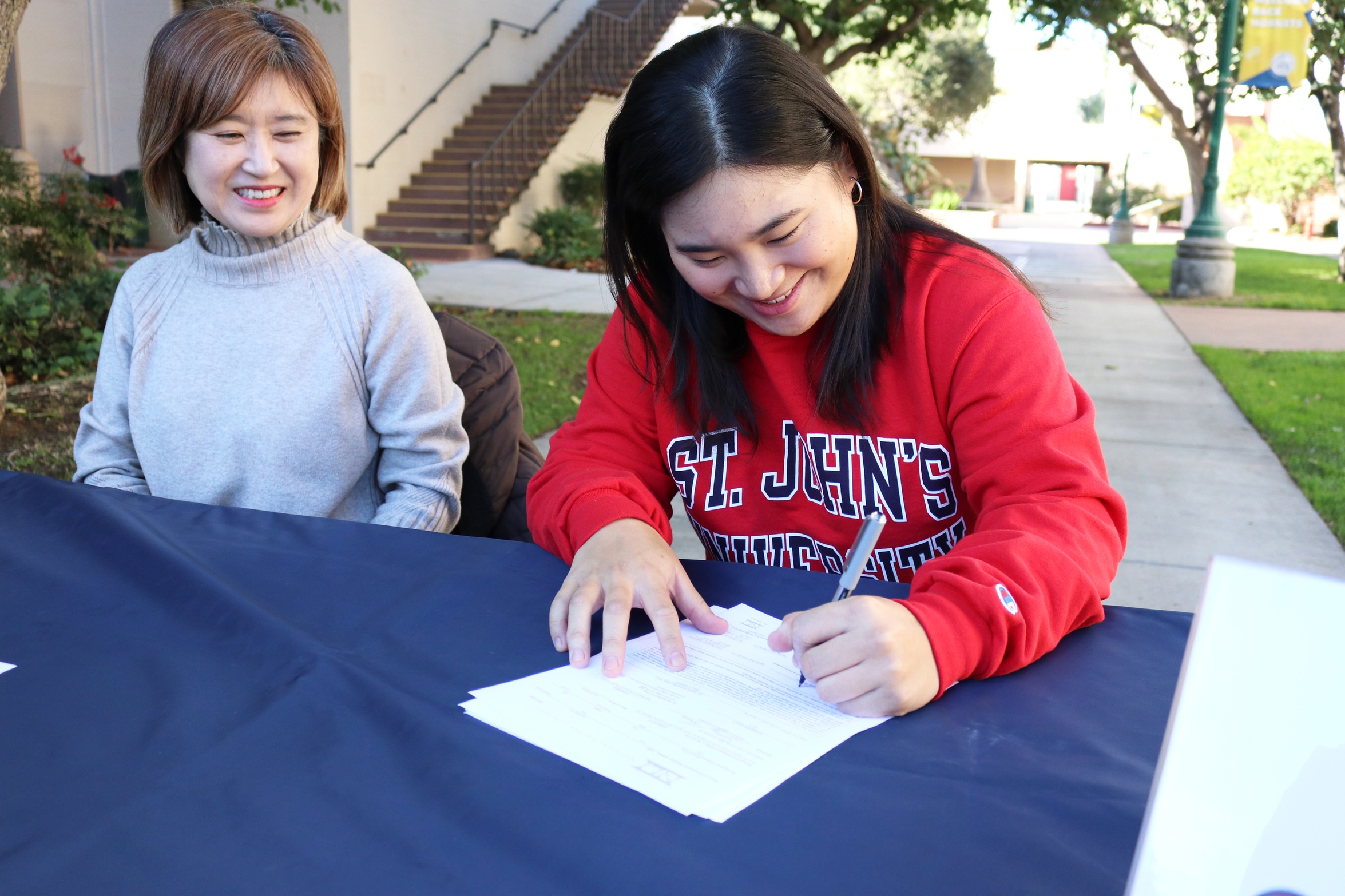 NEW YORK BOUND! LEE SIGNS WITH ST. JOHN'S